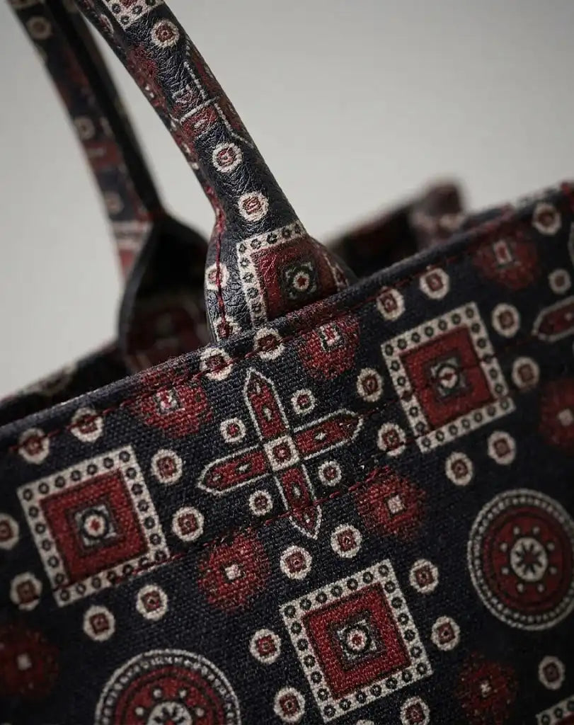Chic Maroon & Black Geometric Print Daily Tote Bag